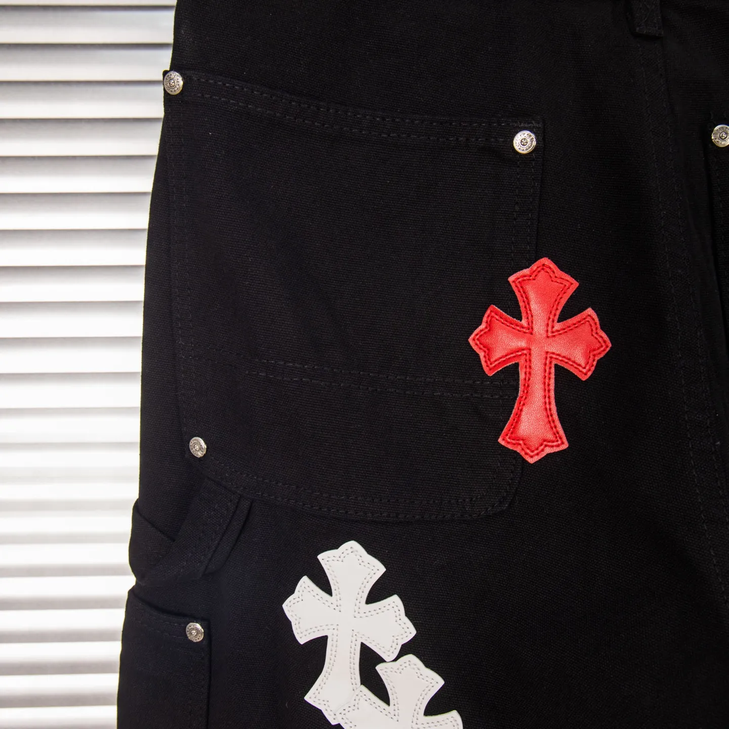 P260 Chrome Hearts Black Timber Pants Red Leather and White Leather Elements Washed Jeans True to restore the ultimate vintage texture Three-dimensional version Loose and comfortable, not picky about body shape Makes you look taller and slimmer Factory Seiko Original factory quality control Same style for men and women Can be matched with couples Versatile recommendation Necessary jeans for all seasons Hipsters have been disappointed From the quality selection of fabrics, the tailoring of details, and the matching of patterns are impeccable! The upper body is so handsome when worn...it can be easily worn by men, women and children! The craftsmanship is made of heavy-duty washed pure cotton denim fabric. After washing, it is soft and thick. It is very stylish when worn on the body. Style number: 1773# Color: black Size: 28 30 32 34 36